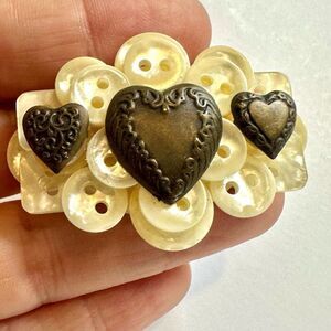 HMK button heart pin